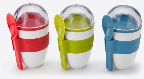 Joie Yoghurt on the go snackdoos 2 compartimenten & lepel groen, blauw of rood 228ml